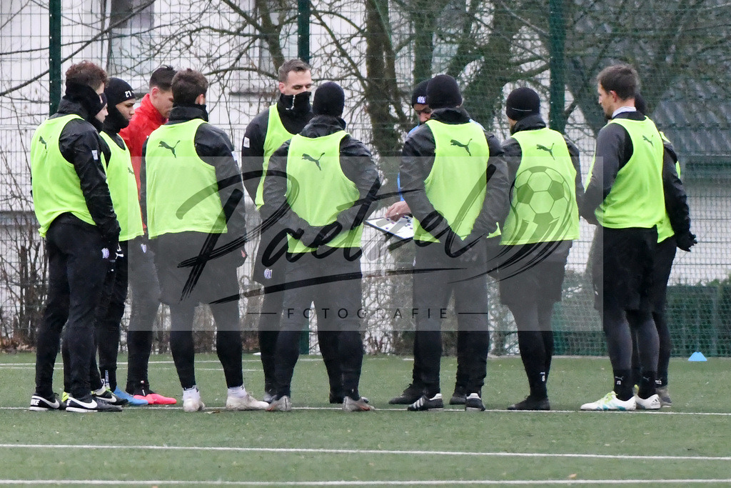 20200213_TRAOSN_0045 | Fussball, Herren: . Die Spieler vom VfL Osnabrueck waehrend der Trainingseinheit des VfL Osnabrueck im Sportpark Illoshoehe am 13.02.2020 in Osnabrueck, Deutschland. - Realisiert mit Pictrs.com