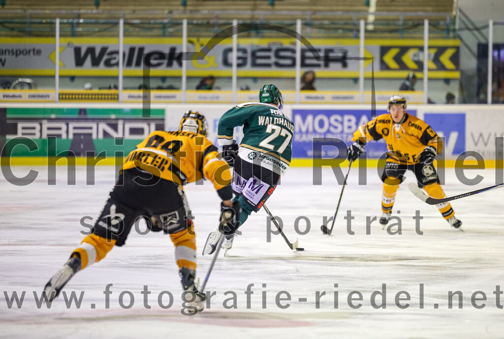 2025-11-02_020_TSV_Erding_gegen_EV_Fuessen | Erding, Deutschland, 02.11.2025:Eishockey, Oberliga Süd 2025 / 2026, 15. Spieltag, TSV Erding gegen EV Füssen, Endergebnis: 2:6Matyas Stransky (EV Füssen, #88), Mark Waldhausen (Erding Gladiators, #27)Foto: Christian Riedel / fotografie-riedel.net