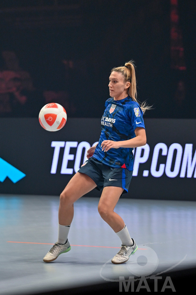 _DWI5625 | Carolyn Greco (USA) beim Frauen- Single Ungarn vs. USA bei der Teqball Weltmeisterschaft 2022 in der Kia Metropole Arena. Nürnberg, 27.11.2022 - Realisiert mit Pictrs.com