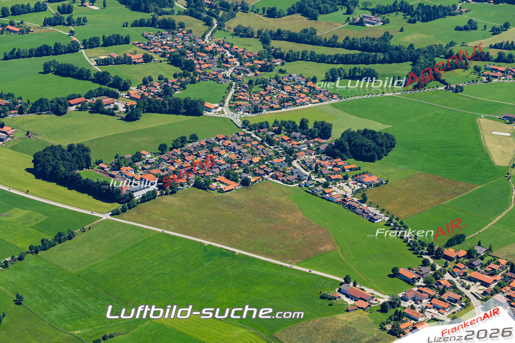 Aktuelles Luftbild von Hauserdörfl Waakirchen - Die Luftaufnahme wurde 2022 mittels UL-Flugzeug erstellt ( keine Drohne ) - hochauflösende Kamera-Systeme von  Canon -Beste Qualität - Für grossformatige Ausdrucke geeignet. Die Geschenkidee !