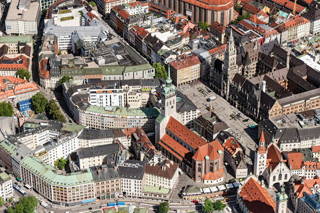 dr__0056625.jpg | MüNCHEN 13.07.2020 Kirchengebäude Alter Peter und das Rathaus am Marienplatz in München im Bundesland Bayern, Deutschland. // Church building Alter Peter and das Rathaus on Marienplatz in Munich in the state Bavaria, Germany. Foto: Daniel Reiter