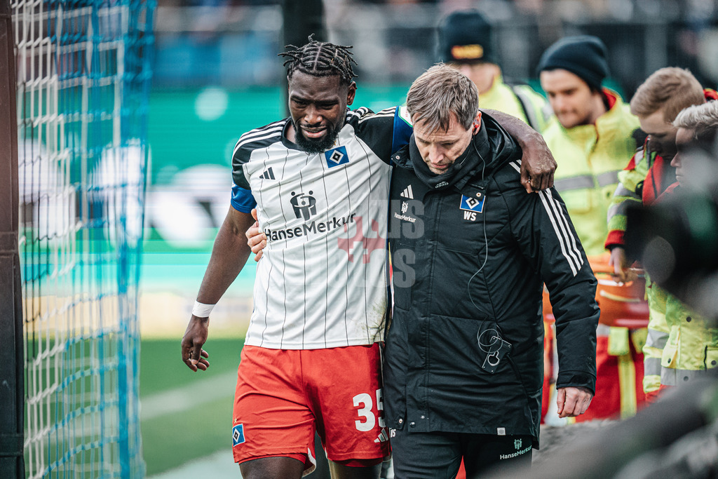 Fußball | Männer | Saison 2023/2024 | 2. Fußball-Bundesliga | 16. Spieltag | Hamburger SV vs. SC Paderborn 07 | 09.12.2023 | Stephan Ambrosius (#35, HSV) muss verletzt ausgewechselt werden