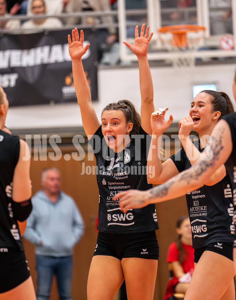 Volleyball I Frauen I Saison 2025-2026 I 2 Bundesliga Pro I 17. Spieltag VFL Oythe - VC Stralsund I 1724 | Freude und Jubel beim Punktgewinn von Tara Fröhlich (12,VC Stralsund) - Realisiert mit Pictrs.com