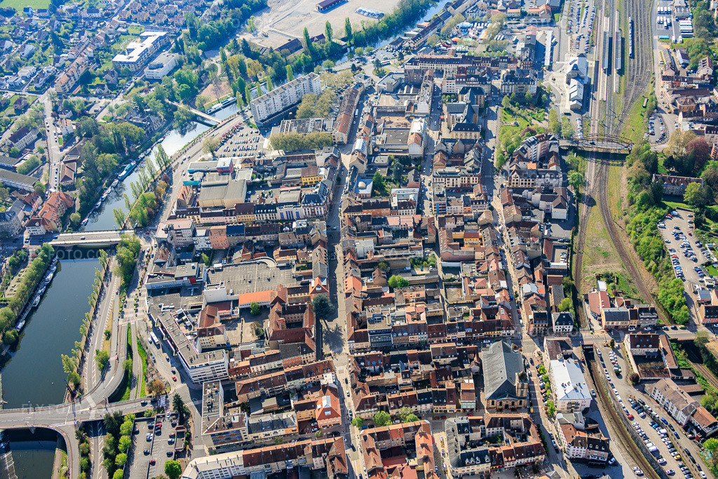 Aerial view: City center overview west of the Saar from the north in Saargemünd in the state Moselle, France. – Photo: IMG_154556.jpg taken on 04/18/2026 by Werner Riehm/FLY-FOTO.com – Resolution of the original: 6000 x 4000 px