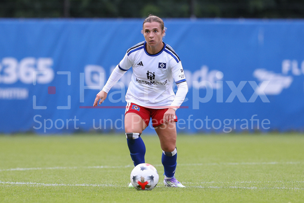 Fussball, Testspiel Frauen, Hamburger SV - Holstein Kiel | Leila Peneau (Hamburger SV, 15) am Ball, Freisteller, Einzelbild, Ganzkörper, Aktion, Action, Spielszene