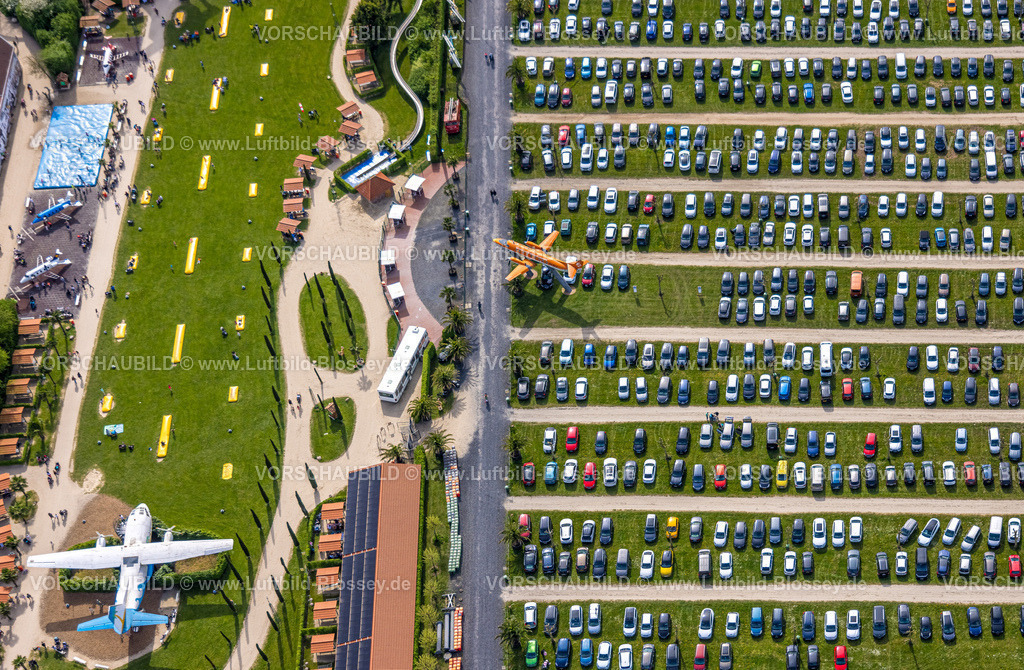 Kevelaer240402800SpielparadiesIrrland | Luftbild, Spielparadies Freizeitpark Irrland, Parkplätze, 
bemalte Flugzeuge, Twisteden, Kevelaer, Niederrhein, Nordrheon-Westfalen, Deutschland