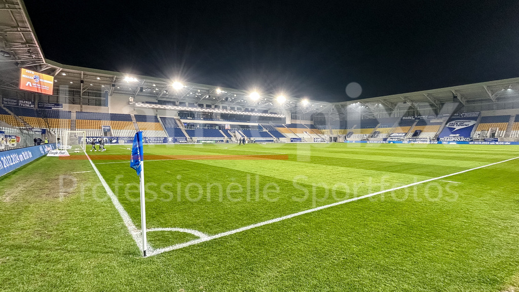 Fussball, Google Pixel Frauen-Bundesliga, FC Carl Zeiss Jena - SV Werder Bremen | v.li.: Überblick, Blick in die ad hoc arena im Ernst-Abbe-Sportfeld, Flutlicht, Symbolfoto, Symbolbild Fussball, Fußball, Symbol, DIE DFB-RICHTLINIEN UNTERSAGEN JEGLICHE NUTZUNG VON FOTOS ALS SEQUENZBILDER UND/ODER VIDEOÄHNLICHE FOTOSTRECKEN. DFB REGULATIONS PROHIBIT ANY USE OF PHOTOGRAPHS AS IMAGE SEQUENCES AND/OR QUASI-VIDEO.