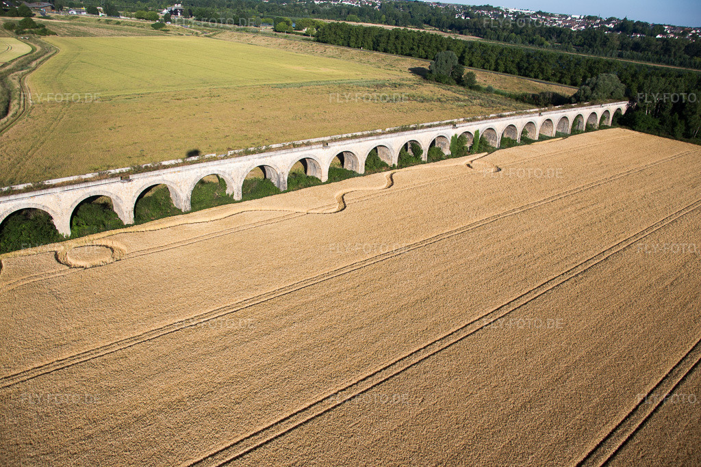 Luftbild: Viadukt bei Vineuil/Loire in Vineuil im Bundesland Loir-et-Cher in Frankreich. Foto: IMG_082092.jpg vom 20.06.2015 durch Werner Riehm/FLY-FOTO.de