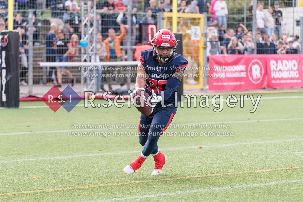 RS-1-003251 | Curtis Slater (#30, Sea Devils) trägt den Ball zurüclk