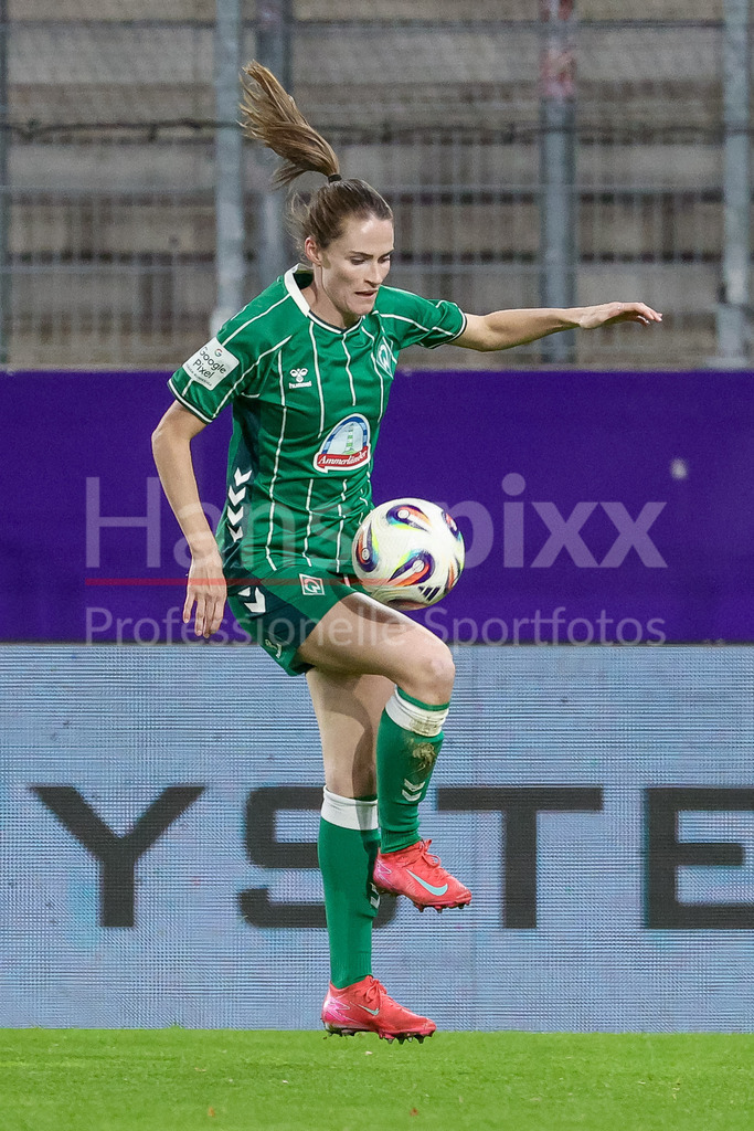 Fussball, Google Pixel Frauen-Bundesliga, SGS Essen - SV Werder Bremen | Reena Wichmann (SV Werder Bremen, 6) am Ball, Freisteller, Einzelbild, Ganzkörper, Aktion, Action, Spielszene, DIE DFB-RICHTLINIEN UNTERSAGEN JEGLICHE NUTZUNG VON FOTOS ALS SEQUENZBILDER UND/ODER VIDEOÄHNLICHE FOTOSTRECKEN. DFB REGULATIONS PROHIBIT ANY USE OF PHOTOGRAPHS AS IMAGE SEQUENCES AND/OR QUASI-VIDEO.