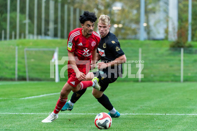 20241102_NSZ_6060 | Hamza Anhari (Fortuna Düsseldorf U23,No.10) am Ball vor Barne Pernot (Fortuna Köln,No.04)DEU, Düsseldorf, 02.11.2024 Fußball, Regionalliga West, Saison 2024/2025, 14. Spieltag, Fortuna Düsseldorf U23 - SC Fortuna Köln - Realisiert mit Pictrs.com