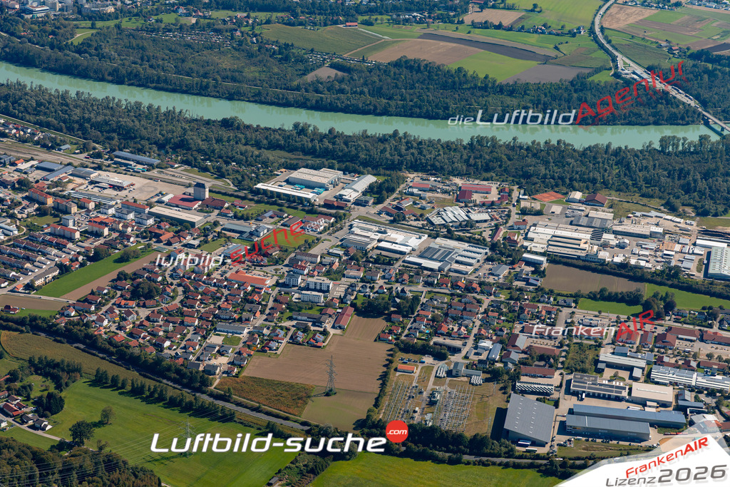 Das Luftbild der Stadt Simbach am Inn wurde 2021 vom Flugzeug heraus erstellt (keine Drohne) Aufnahmehöhe ca.450 Meter- hohe Bildauflösung und Druck-Qualität garantiert!