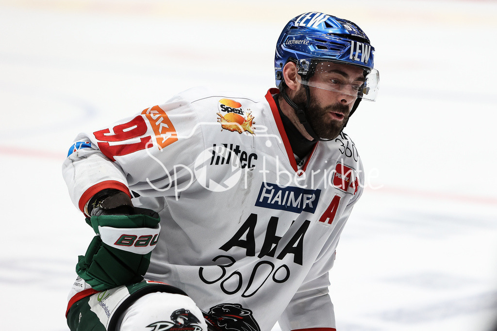 Löwen Frankfurt - Augsburger Panther | nachdenklicher Luke ESPOSITO (AEV #91) / Freisteller / Einzelfoto