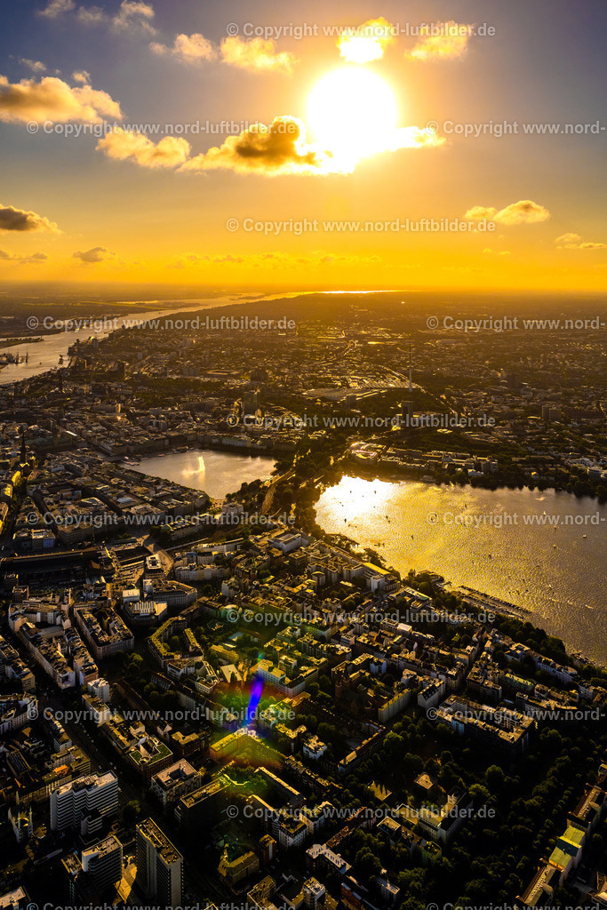 Hamburg_Alster_Im_Sonnenuntergang_ELS_2720090823 | HAMBURG 09.08.2023 Uferbereichs- Landschaft am Gebiet der Seenkette Außenalster - Binnenalster mit Blick auf die Lombardsbrücke - Kennedybrücke in Hamburg, Deutschland. // Waterfront landscape on the lake Aussenalster - Binnenalster in Hamburg, Germany. Foto: Martin Elsen
