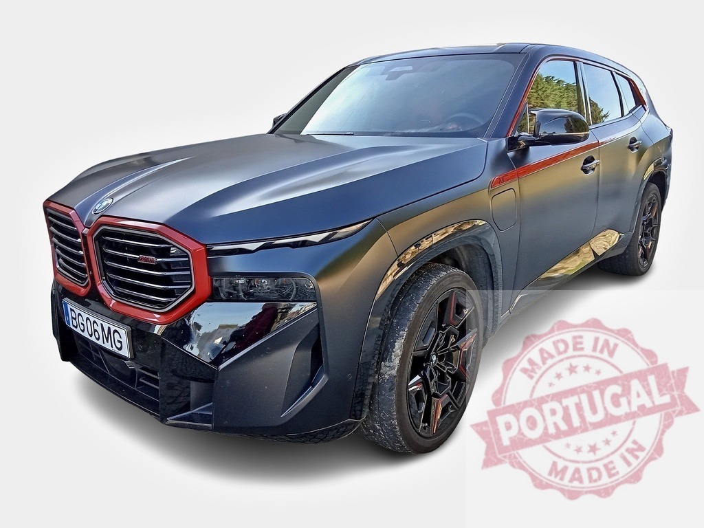 BMW XM sporting a matte black wrap and red accents | Modern luxury SUV showcasing a custom matte black wrap with contrasting red accents, highlighting its sporty and unique design - Realisiert mit Pictrs.com