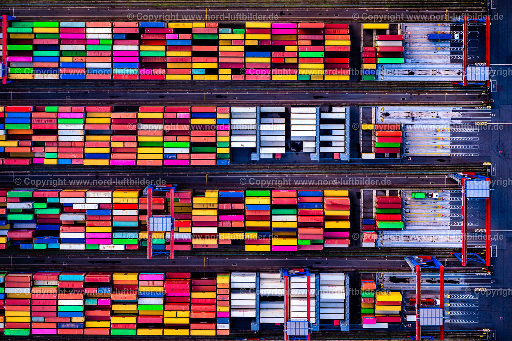 Hamburg_Waltershof_Container_Terminal_Burchadkai_Senkrechtaufnahme_ELS_5321190925 | HAMBURG 19.09.2025 Senkrecht- Luftbild aus der Satelliten- Perspektive vom Containerterminal vom Burchardkai im Containerhafen des Überseehafen im Ortsteil Waltershof in Hamburg, Deutschland. Weiterführende Informationen bei: EUROGATE GmbH & Co. KGaA, KG,  HPA Hamburg Port Authority,  Hafen Hamburg Marketing e.V. (HHM). // Vertical aerial view from the satellite perspective of the container terminal at Burchardkai in the container port of the overseas port in the Waltershof district of Hamburg, Germany. Further information at: EUROGATE GmbH & Co. KGaA, KG,  HPA Hamburg Port Authority,  Hafen Hamburg Marketing e.V. (HHM). Foto: Martin Elsen