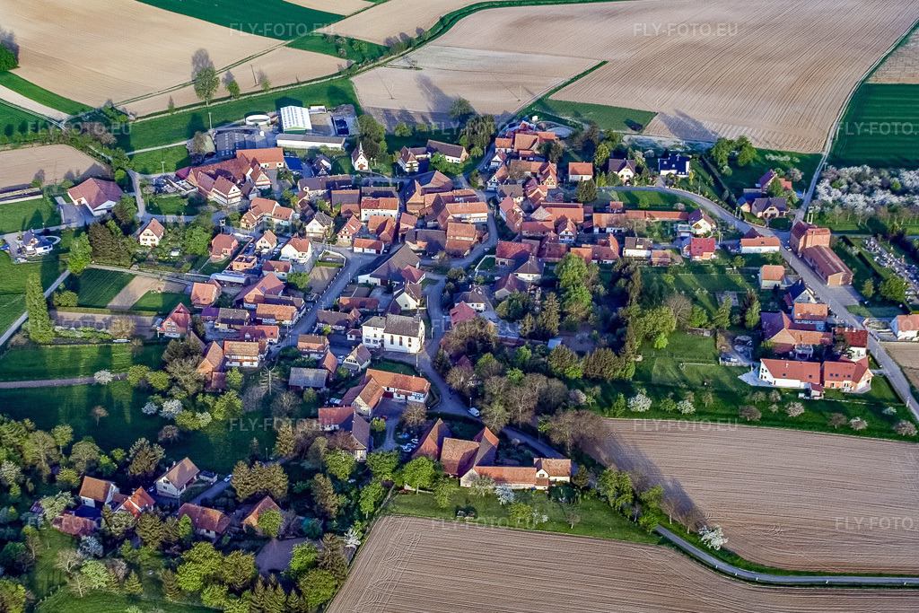 Vue aérienne: Vue de la ville depuis l'ouest à Betschdorf dans le département Bas Rhin, France.Photo: IMG_10648.jpg prise le 04/05/2008 par Werner Riehm/FLY-FOTO.euRésolution de l'original: 3022 x 2014 px