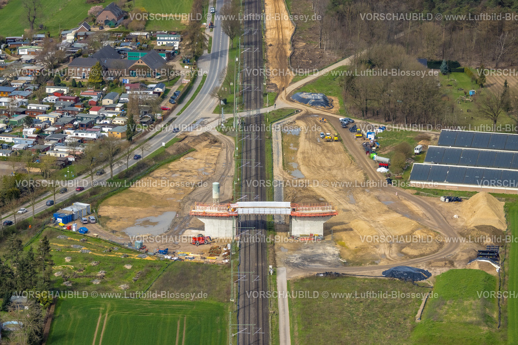 Rees230300873Betuwe | Luftbild, Ausbau der Betuwe Linie zwischen Ruhrgebiet und den Niederlanden im Bereich Rees Haldern zur dreigleisigen Bahnstrecke, , alle beschrankten Bahnübergänge werden entfallen oder durch Über- oder Unterführungen ersetzt werden. Vor allem ist die Ausbaumaßnahme für die Bahn mit der Verpflichtung verbunden, nunmehr Lärmschutz für die betroffenen Menschen zu gewähren. Stockum, Rees-Haldern, Niederrhein, Ruhrgebiet, Nordrhein-Westfalen, Deutschland