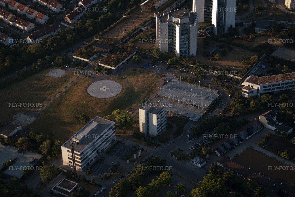 Luftbild: Hubschrauberlandeplatz der BG Klinik Ludwigshafen http://www.bgu-ludwigshafen.de/ im Ortsteil Oggersheim in Ludwigshafen im Bundesland Rheinland-Pfalz in Deutschland. Foto: IMG_69424.jpg vom 04.07.2014 durch Werner Riehm/FLY-FOTO.de