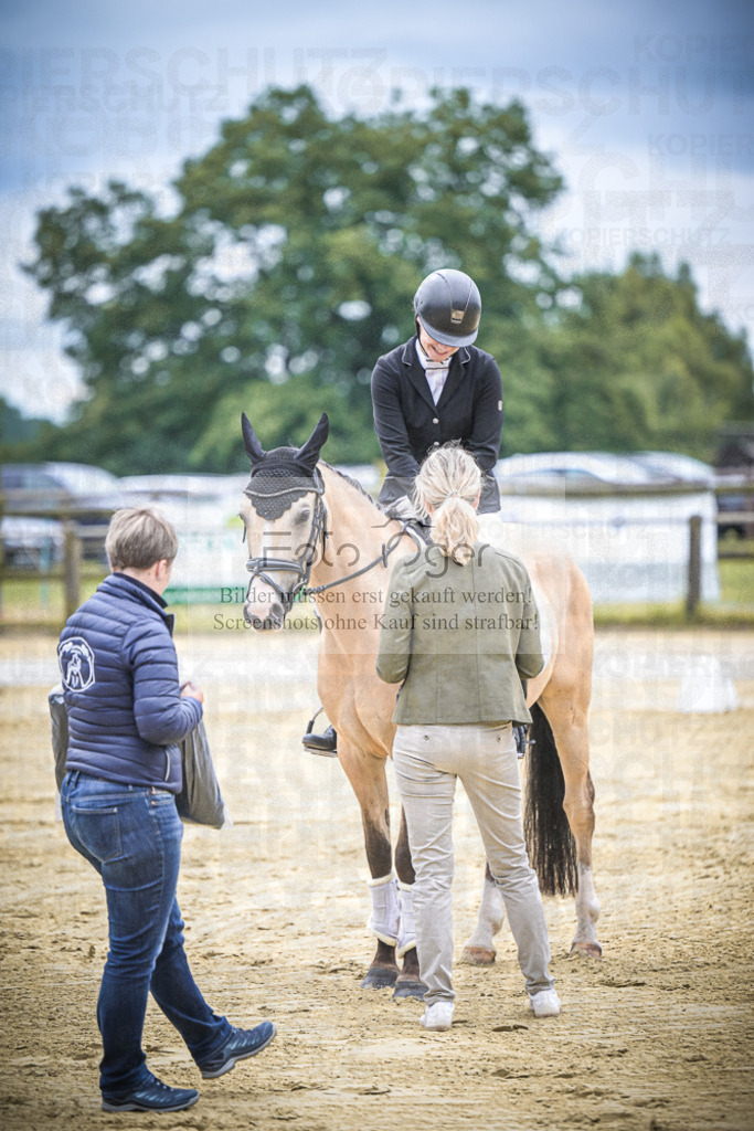DOS_7731 | Entdecke hochwertige Reitturnierfotos von Foto Oger. Professionell, emotional und authentisch – jetzt Lieblingsmomente im Shop bestellen.Deutschlandweite Turnierfotografie. - Realisiert mit Pictrs.com