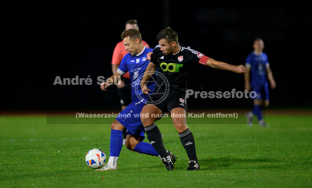 Preetzer TSV vs MTV Dänischenhagen | Florian Ziehmer (Preetz #19) vs Christoph Kloss (Dänischenhagen #6) / Fußball-Verbandsliga Ost Männer 2026/2027 / Preetzer TSV vs MTV Dänischenhagen / Jahnplatz / Preetz / 16.10.26 - Realisiert mit Pictrs.com
