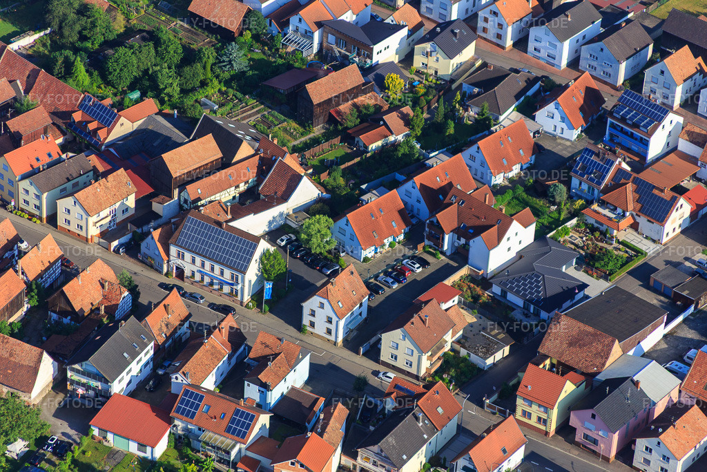 Luftbild: VR Bank Südliche Weinstraße-Wasgau eG Geschäftsstelle Hatzenbühl in Hatzenbühl im Bundesland Rheinland-Pfalz in Deutschland. Foto: IMG_090014.jpg vom 26.06.2016 durch Werner Riehm/FLY-FOTO.deWWW.VRBANK-SWW.DE