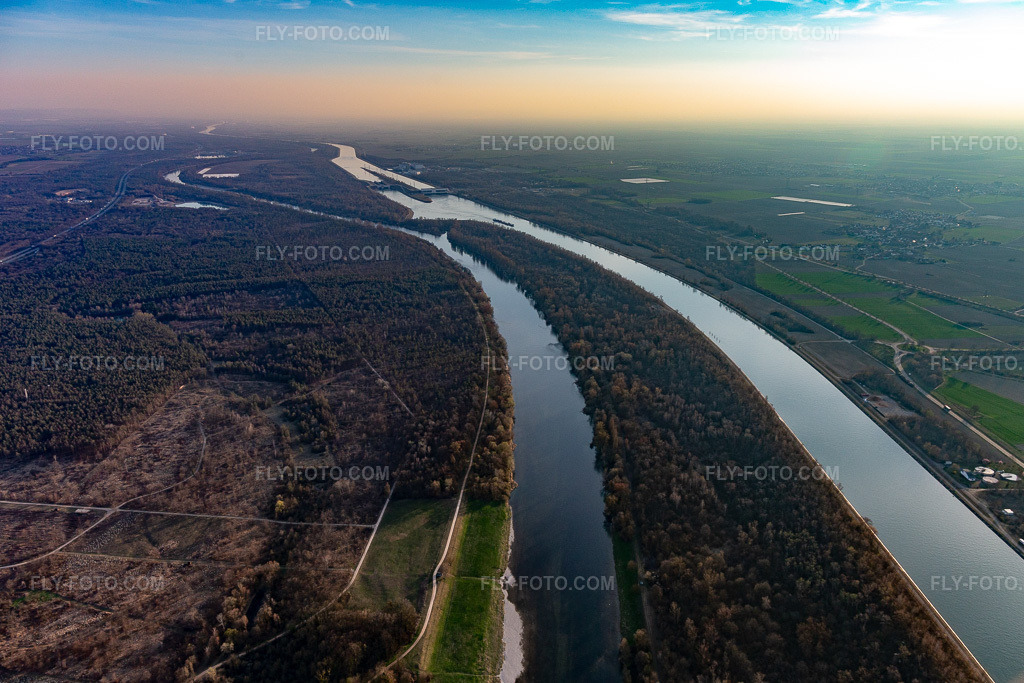 Aerial view: Island on the banks of the Rhine river and Rhine Canal between Hartheim and Fessenheim in Fessenheim in the state Haut-Rhin, France. – Photo: IMG_113196.jpg taken on 03/22/2019 by Werner Riehm/FLY-FOTO.com – Resolution of the original: 5260 x 3506 px