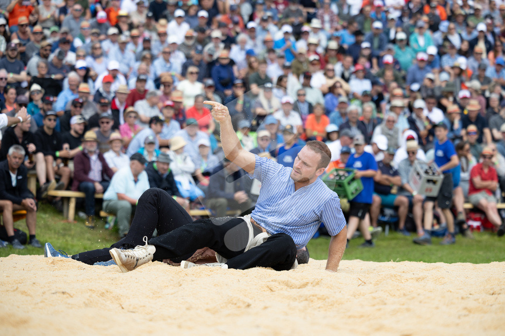 Rigi2025_1580 | Die Schwinger des Schwyzer Kantonalen Schwingerverbandes: Fotos, die Dynamik und Leidenschaft festhalten, sowie emotionale Momente aus dem traditionellen Schwingsport zeigen. - Realisiert mit Pictrs.com