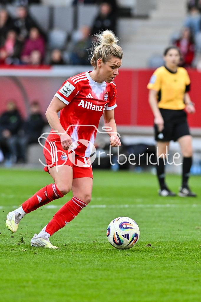 FC Bayern München - VfL Wolfsburg | MUNICH, GERMANY - 22. FEBRUARY: am Ball Linda DALLMANN (FC Bayern Munich 10) / Einzelfoto / Freisteller während dem Spiel zwischen den Frauen des FC Bayern München und den Frauen des VfL Wolfsburg am 19. Spieltag der Google Pixel Frauen-Bundesliga am FC Bayern Campus