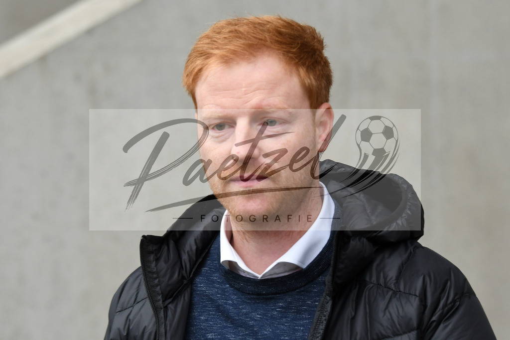 20200208_OSNFCN_0010 | Fußball, Herren: Sportdirektor Benjamin Schmedes (VfL Osnabrueck) schaut waehrend des Spiels der 2. Bundesliga zwischen VfL Osnabrueck und 1. FC Nuernberg im Stadion an der Bremer Bruecke am 08.02.2020 in Osnabrueck, Deutschland.DFB / DFL REGULATIONS PROHIBIT ANY USE OF PHOTOGRAPHS AS IMAGE SEQUENCES AND/OR QUASI-VIDEO. - Realisiert mit Pictrs.com
