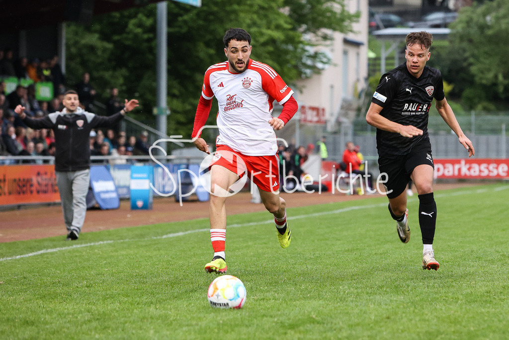 TSV Buchbach - FC Bayern Amateure | im Duell Dion BERISHA (FCB #11) und  Levin RAMSTETTER (TSV #20) / Zweikmapf