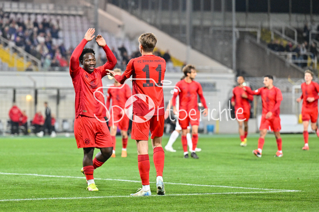 FC Bayern Amateure - TSV Schwaben Augsburg | Jubel der Bayern nach dem Treffer zum 1-0 durch Guido DELLA ROVERE (FC Bayern München II #11) / Freude / Happy /  Tor / Torschuetze / Regionalliga Bayern: FC Bayern Muenchen II - TSV Schwaben Augsburg, Gruenwalder Stadion am am 25.10.2024