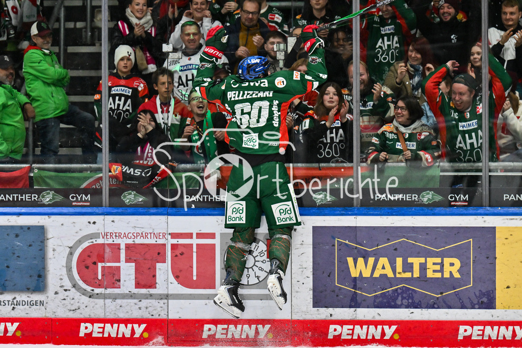 Augsburger Panther - Löwen Frankfurt | Die Speiler der Augsburger Panther feiern zusammen mit den Fans den Heimsieg gegen Frankfurt - Liron PELLIZZARI (Augsburger Panther 60) - beim match zwischen den Augsburger Panthern und den Löwen Frankfurt am 8. Spieltag der Penny DEL im Curt Frenzel Stadion am 19.10.2025