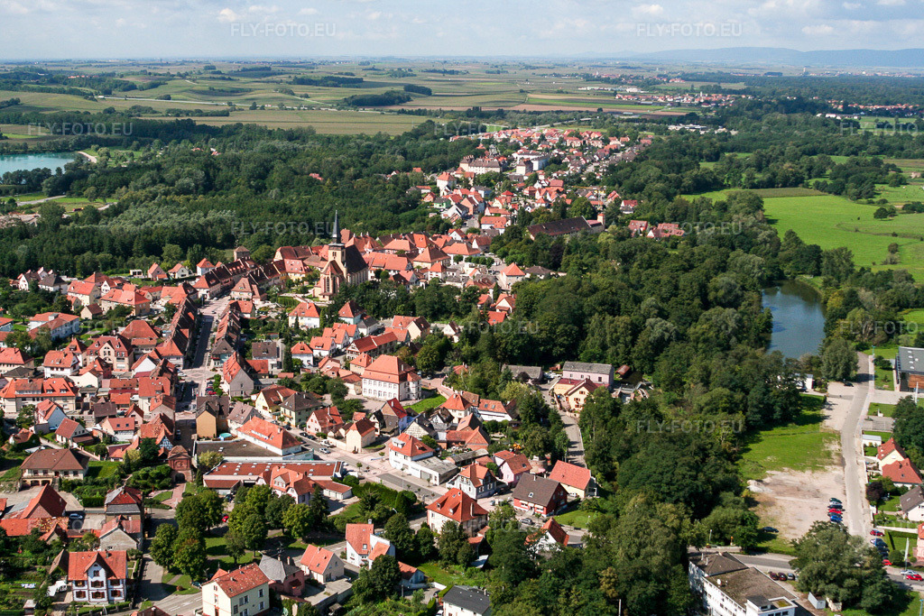Vue aérienne: Vue de la ville depuis l'est à le quartier Neulauterburg in Lauterbourg dans le département Bas Rhin, France – .Photo: IMG_3612.jpg prise le 31/08/2006 par Werner Riehm/FLY-FOTO.eu – Résolution de l'original: 3456 x 2304 px