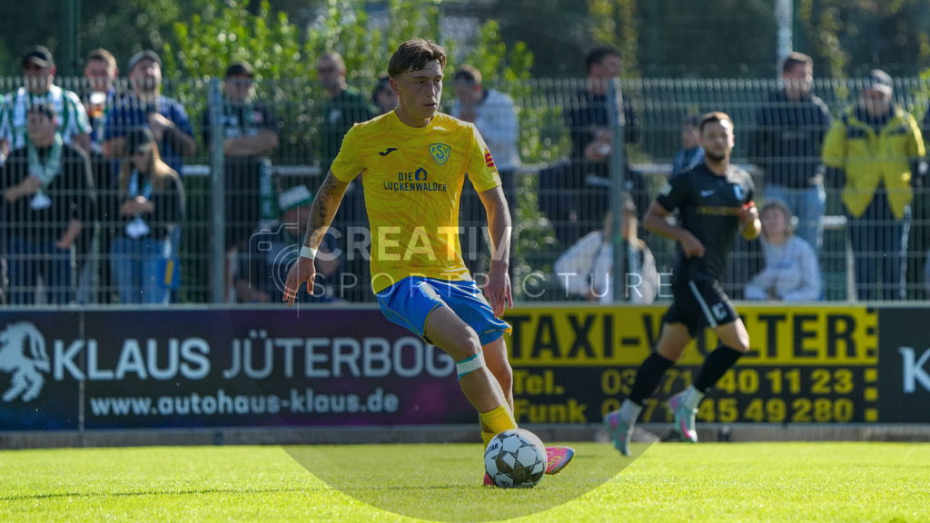 Fußball, Herren, Saison 2025/2026, Regionalliga Nordost, 10. Spieltag, FSV 63 Luckenwalde vs. BSG Chemie Leipzig, Samstag 27.09.2025, Werner-Seelenbinder-Stadion Luckenwalde, | Fußball, Herren, Saison 2025/2026, Regionalliga Nordost, 10. Spieltag, FSV 63 Luckenwalde vs. BSG Chemie Leipzig, Samstag 27.09.2025, Werner-Seelenbinder-Stadion Luckenwalde, Im Bild: Tim Schleinitz (Luckenwalde) - Realisiert mit Pictrs.com