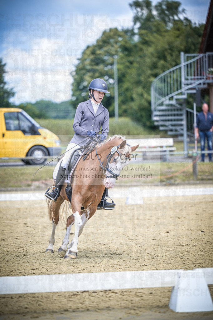 DOS_3037 | Entdecke hochwertige Reitturnierfotos von Foto Oger. Professionell, emotional und authentisch – jetzt Lieblingsmomente im Shop bestellen.Deutschlandweite Turnierfotografie. - Realisiert mit Pictrs.com