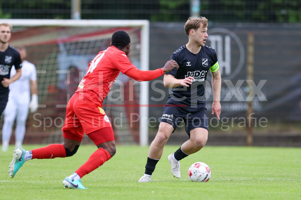 Fussball, Aufstiegsrunde Regionalliga Nord, 1. FC Germania Egestorf-Langreder - SV Todesfelde | v.li.: Emmanuel Ugoala (1. FC Germania Egestorf-Langreder, 34) und Mats Klüver (SV Todesfelde, 10) im Zweikampf, Duell, Dynamik, Aktion, Action, Spielszene