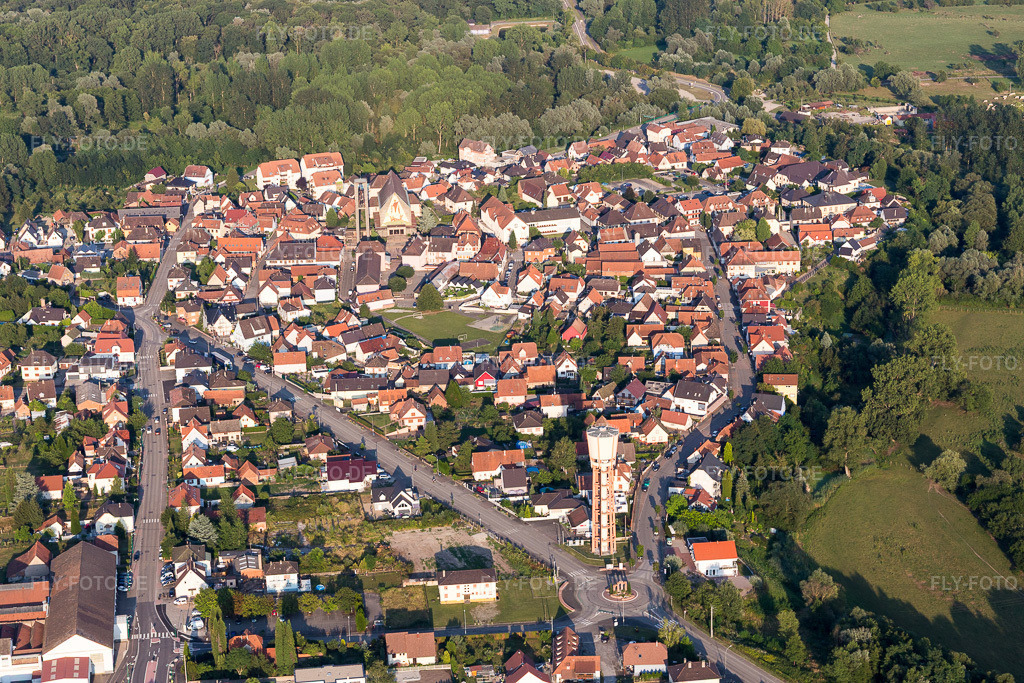 Luftbild: Ortsansicht der Straßen und Häuser der Wohngebiete in Seltz im Bundesland Bas-Rhin in Frankreich. Foto: IMG_109156.jpg vom 25.07.2018 durch Werner Riehm/FLY-FOTO.de