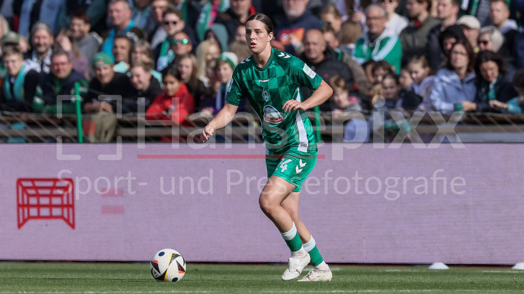 Fussball, Google Pixel Frauen-Bundesliga, SV Werder Bremen - FC Bayern München | v.li.: Lara Schmidt (SV Werder Bremen, 24) am Ball, Freisteller, Einzelbild, Ganzkörper, Aktion, Action, Spielszene, DIE DFB-RICHTLINIEN UNTERSAGEN JEGLICHE NUTZUNG VON FOTOS ALS SEQUENZBILDER UND/ODER VIDEOÄHNLICHE FOTOSTRECKEN. DFB REGULATIONS PROHIBIT ANY USE OF PHOTOGRAPHS AS IMAGE SEQUENCES AND/OR QUASI-VIDEO.