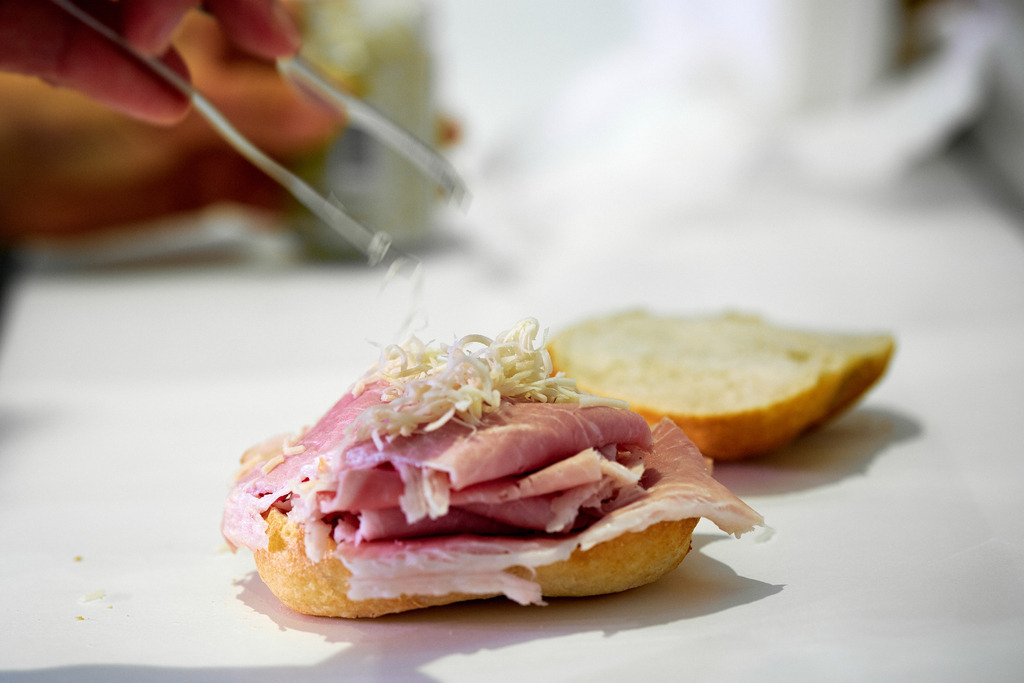 Thum Schinken | WIen, Austria - November 11, 2019: Thum Schinken; herrichten eines Beinschinkensemmels mit Kren. - Realisiert mit Pictrs.com