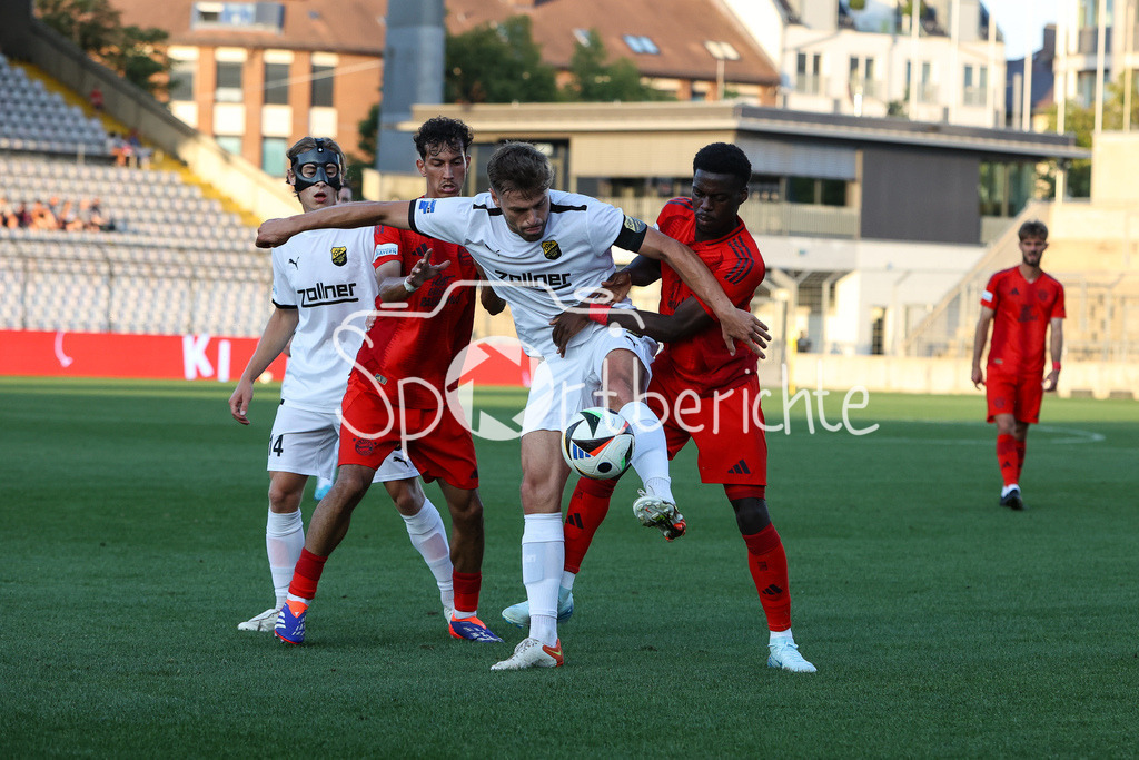 FC Bayern Amateure - DjK Vilzing | v. l. Josef GOTTMEIER (DJK Vilzing #14) / Mudaser SADAT (FC Bayern München II #7) / Paul GRAUSCHOPF (DJK Vilzing #5) und Noel ASEKO NKILI (FC Bayern München II #11) im Duell / Zweikampf / Regionalliga Bayern: FC Bayern München II - DjK Vilzing, Grünwalder Stadion am 30.08.2024