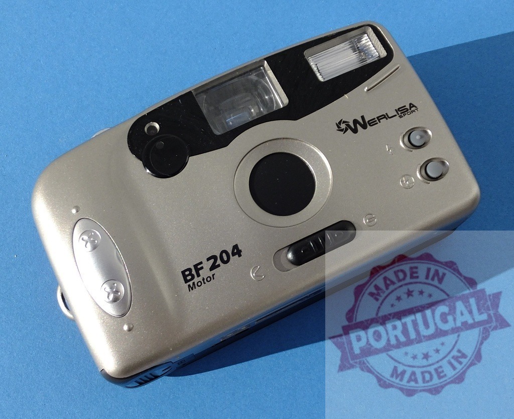 Werlisa Sport BF 204 Motor 35mm film camera | Werlisa Sport BF 204 Motor 35mm film camera on a blue background - Realized with Pictrs.com