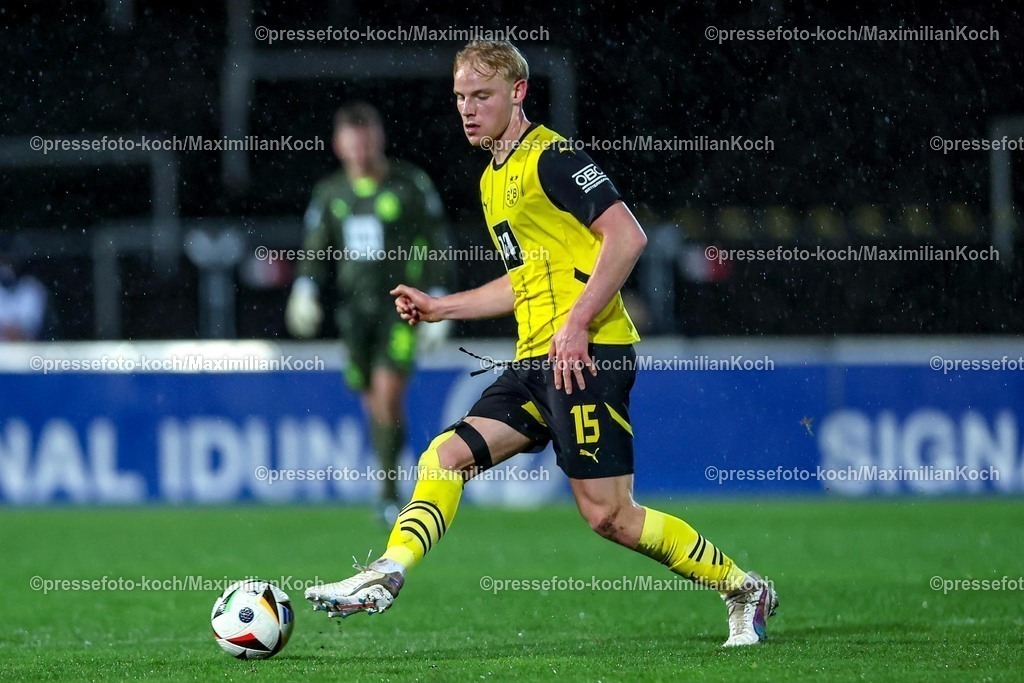 BVBII26012502172 | 26.01.2025, Fußball, 3.Liga, Borussia Dortmund II - Arminia Bielefeld, Stadion Rote Erde, Saison 2024 2025: Ben Hüning (BVBII #15)DFB regulations prohibit any use of photographs as image sequences and or quasi-video.