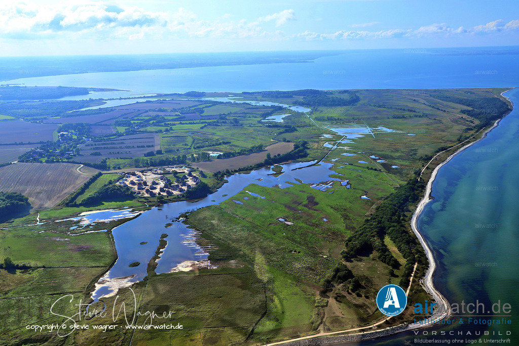 Geltinger Birk Luftbild -  einen Meter unter Meeresspiegelniveau | Bis 2013 wurde der Wasserstand auf 3,20 Meter unter Meeresspiegelniveau abgesenkt, seit dem 16. September 2013 wird jedoch Seewasser über ein Rohr nördlich des Ortes Falshöft in die Birk geleitet, um den Wasserstand auf einen Meter unter Meeresspiegelniveau zu erhöhen und Lagunen und Salzwiesen wieder neu entstehen zu lassen. Dieses Projekt gilt als eines der größten Naturschutzmaßnahmen in Schleswig-Holstein.