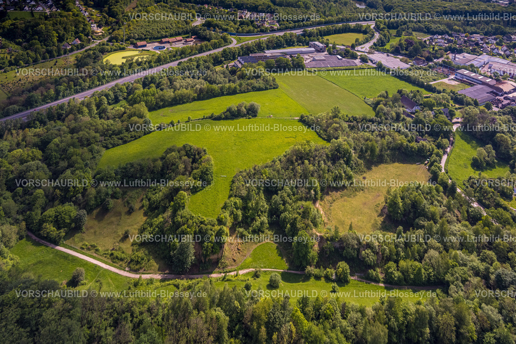 Buende240505192NSG-ImDoberg | Luftbild, Naturdenkmal Doberg, geologische Fundstätte tertiärer Fossilien, Ort mit Millionen Jahre Erdgeschichte, Doberg, Bünde, Ostwestfalen, Nordrhein-Westfalen, Deutschland