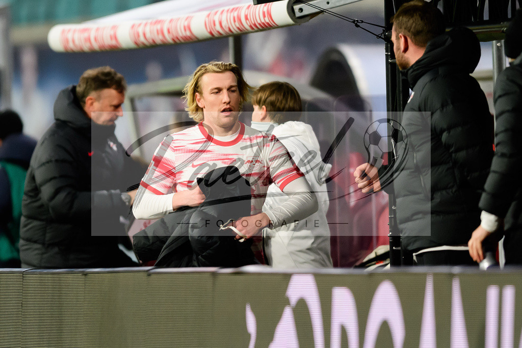 RBLLEV20211128_176 | Fussball, Herren: Emil Forsberg (RB Leipzig) schaut bei dem Spiel der 1. Bundesliga zwischen RB Leipzig und Bayer 04 Leverkusen in der Red Bull Arena am 28.11.2021 in Leipzig, Deutschland.DFB / DFL REGULATIONS PROHIBIT ANY USE OF PHOTOGRAPHS AS IMAGE SEQUENCES AND/OR QUASI-VIDEO. - Realisiert mit Pictrs.com
