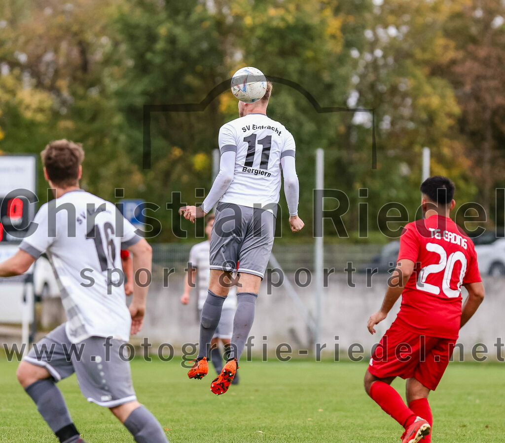 2023-10-15_037_SV_Eintracht_Berglern_gegen_FC_Tuerkguecue_Erding | Berglern, Deutschland, 15.10.2023:
Fußball, Kreisklasse 2023 / 2024, 10. Spieltag, SV Eintracht Berglern gegen FC Türkgücü Erding, Endergebnis: 1:0

Maurice Steck (SV Eintracht Berglern, #11), Dogukan Beytut (FC Türk Gücü Erding, #20)

Foto: Christian Riedel / fotografie-riedel.net