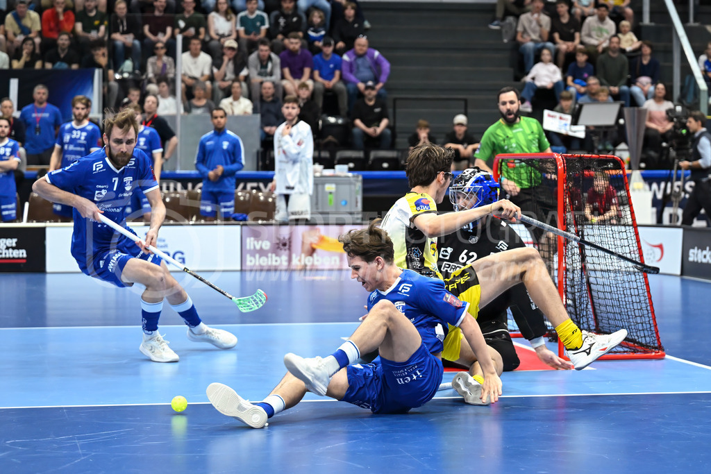 Zug United - HC Rychenberg - 25. April 2026 | Dani Jaaranen (#44 HC Rychenberg Winterthur) fällt vor dem Tor von Nils Schälin (#62 Zug United) am L-UPL Superfinal-Spiel zwischen Zug United und HC Rychenberg am 25. April 2026 in der BCF Arena, Fribourg, Schweiz.Bild: Sportfotografie Markus Aeschimann | www.markus-aeschimann.ch - Realisiert mit Pictrs.com