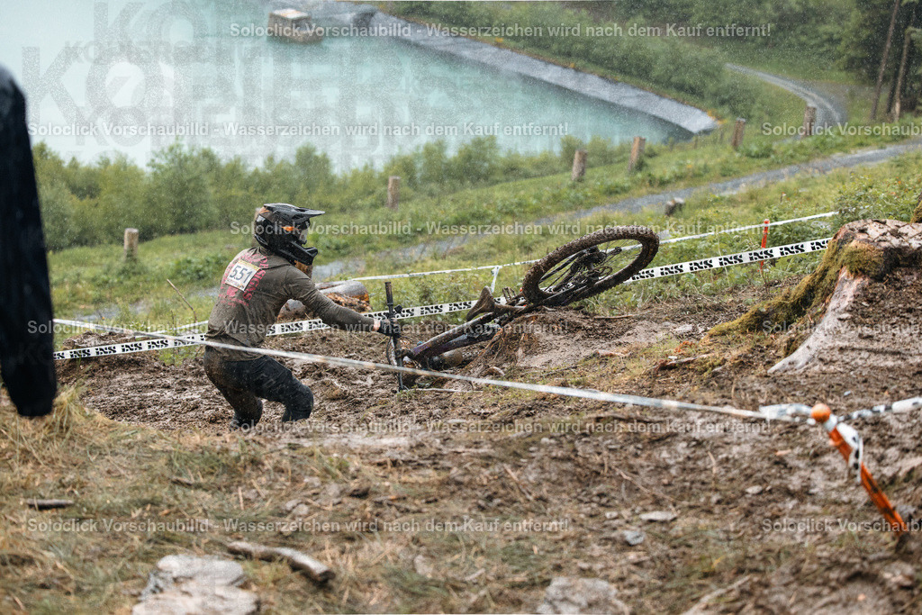 Mountainbiker im Full-Speed-Sprint | Hier ist eine detaillierte Analyse des Bildes, kategorisiert nach den gewünschten Schlüsselwörtern: - Realisiert mit Pictrs.com