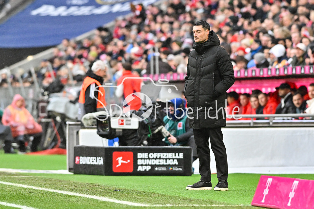 FC Bayern München - Eintracht Frankfurt | MUNICH, GERMANY - 21. FEBRUARY: im Bild ein enttäuschter Albert RIERA Trainer Eintracht Frankfurt / Einzelfoto / Freisteller während dem Bundesligamatch zwischen dem FC Bayern München und der SG Eintracht Frankfurt am 23. Spieltag in der Allianz Arena / DFL REGULATIONS PROHIBIT ANY USE OF PHOTOGRAPHS AS IMAGE SEQUENCES AND/OR QUASI-VIDEO